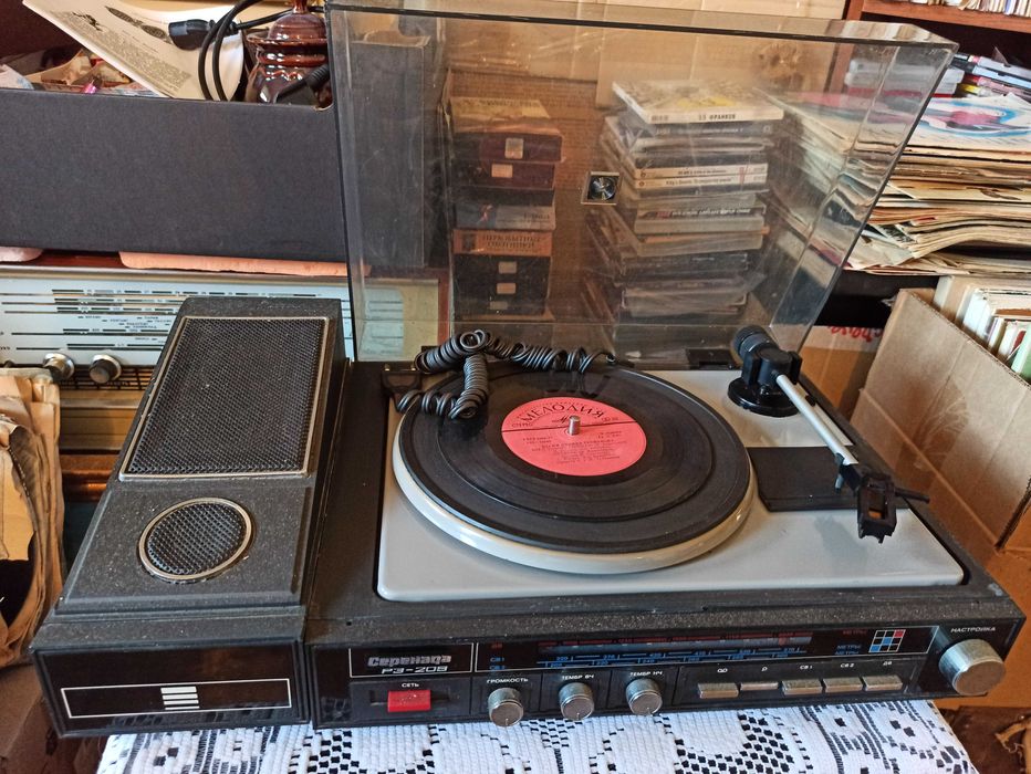 Винтажные виниловые проигрыватели.