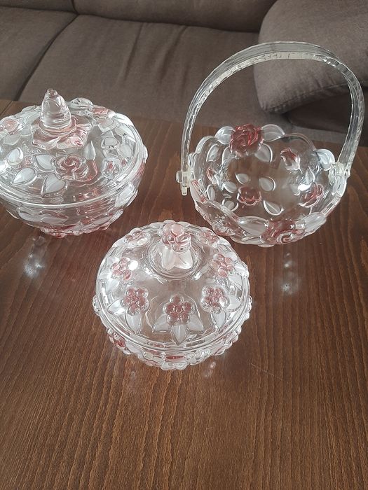 Серия с рози вази купички подноси