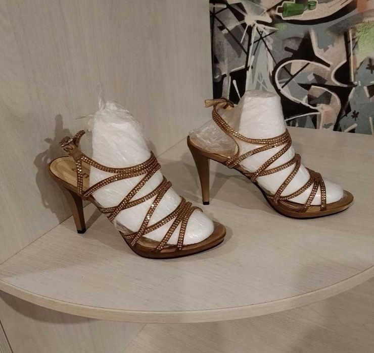 Нарядные босоножки