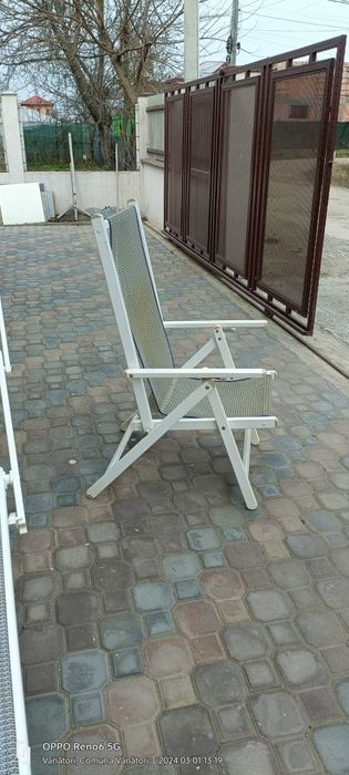 Șezlonguri și umbrele