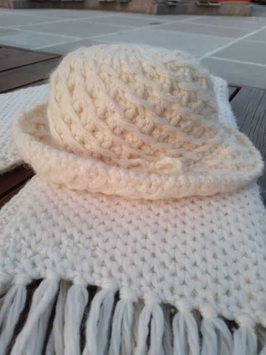 Căciulă de blană frumoasă, eșarfe, fulare, pălărie