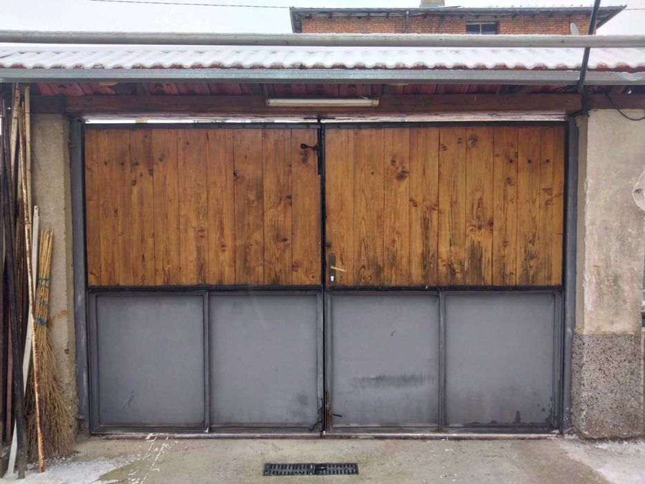 Гаражна врата - двукрила
