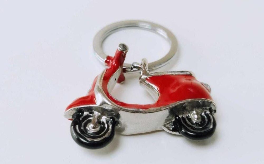 Breloc cheii Vespa , metal placat cu argint si email rosu