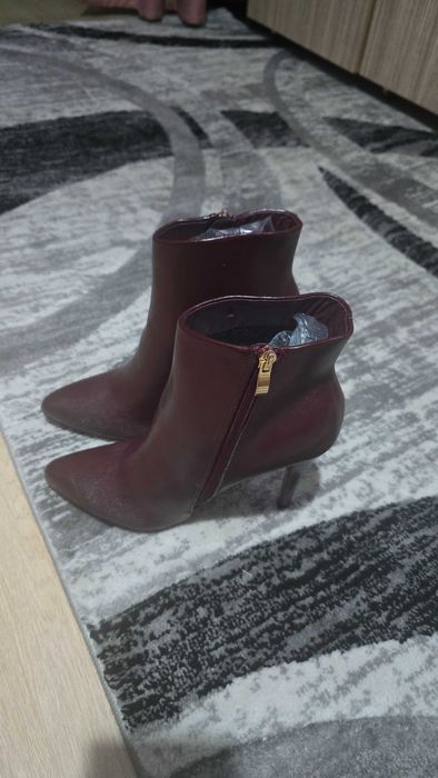 Vând botine elegante cu toc stiletto culoarea maro-ruginiu