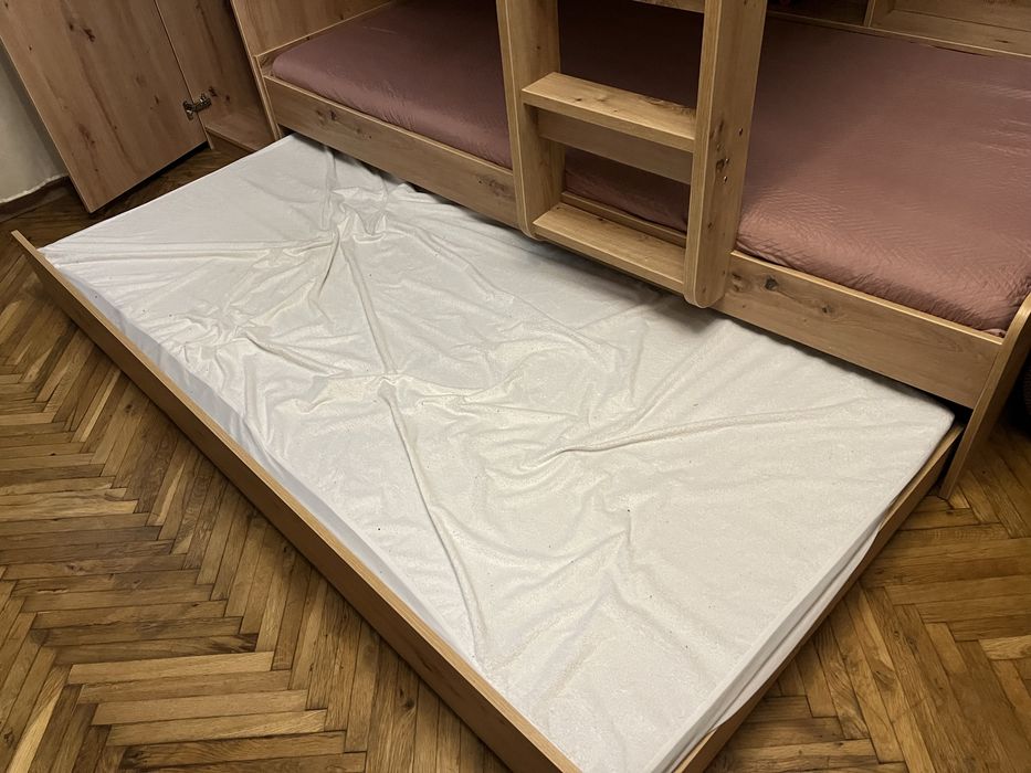 Двуэтажно легло.