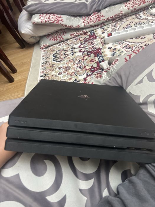 Ps 4 pro  два джестика имеется
