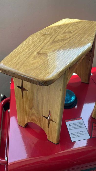 scăunel din lemn masiv