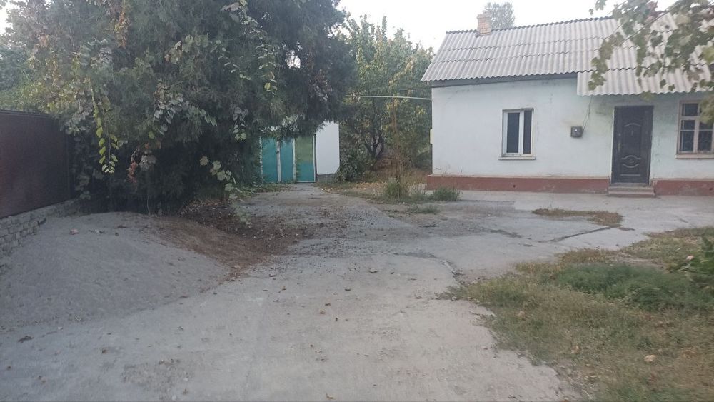 Дом продаётся 20 соток 4комната,гараж,времянка