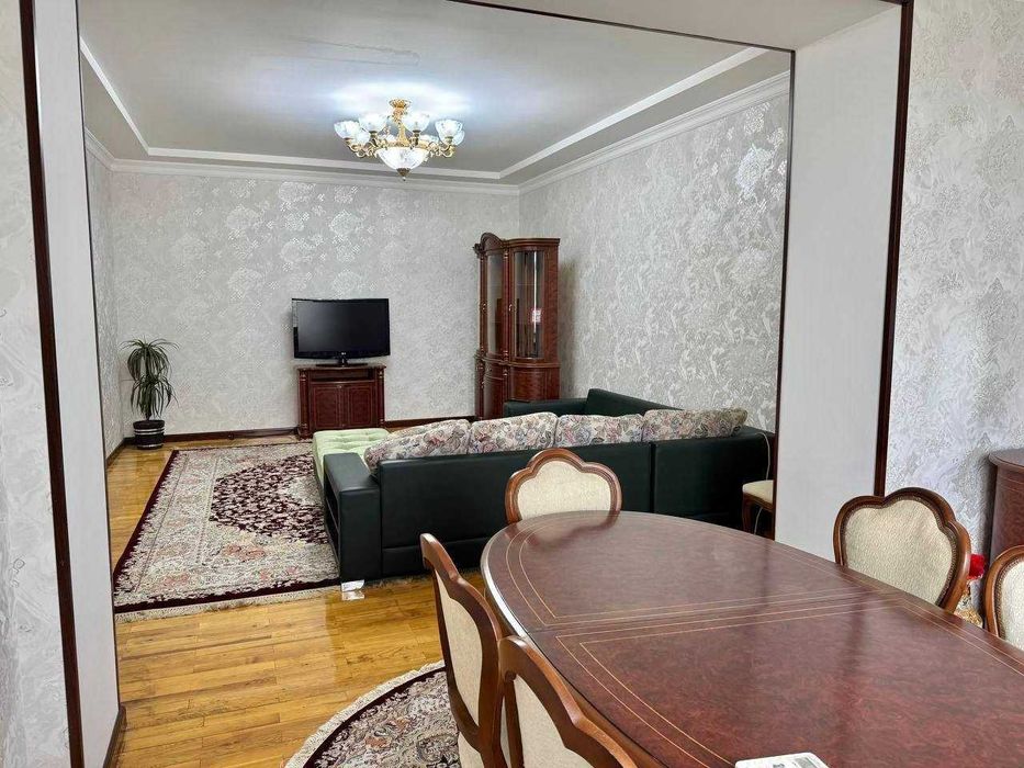 Сдается в аренду 3 ком квартира Ц-1  115 м.кв Лифт есть. Эко парк