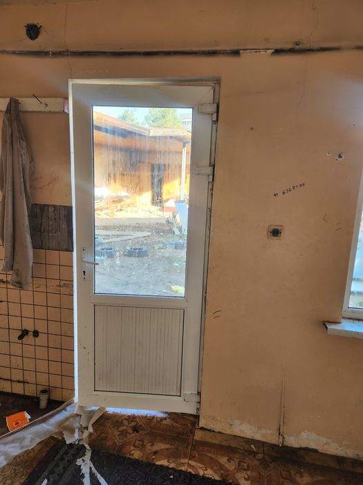 Akfa rom eshik bor sotiladi