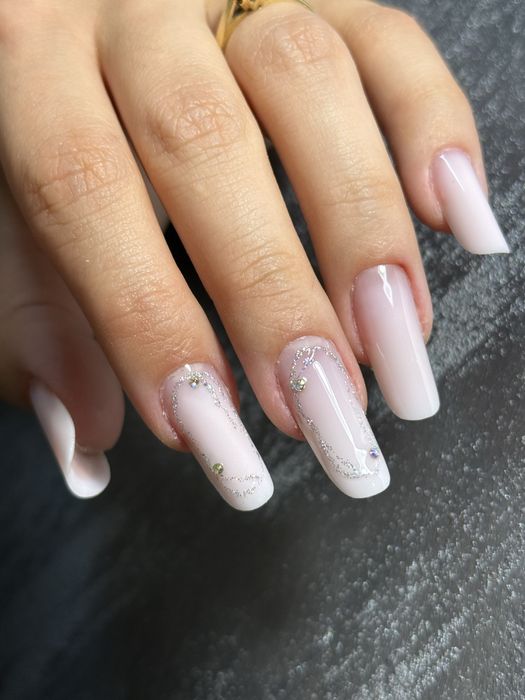 Realizez unghii cu gel