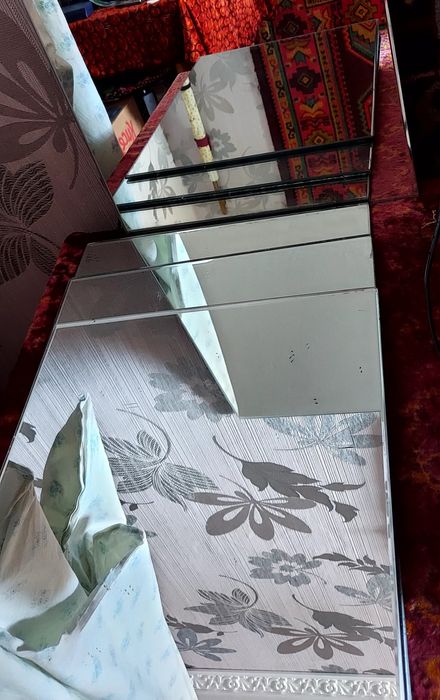 Зеркало, в количестве 4 штуки.