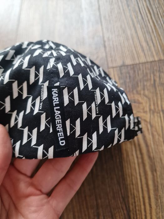 Страхотна шапка с козирка KARL LAGERFELD