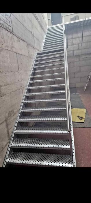 Scari zincate pe comanda