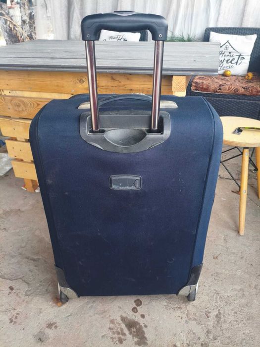 чемодан темно-синий хороший и крепкий