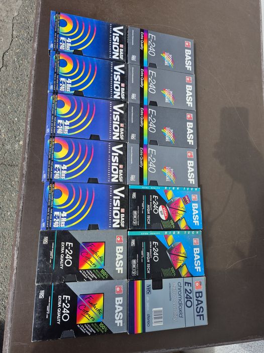 Vând Lot 64 casete video VHS originale Basf de 240 minute colectie de filme diferite genuri 
Unitra-Rzeszów,
Made in Polonia fabricat in1979