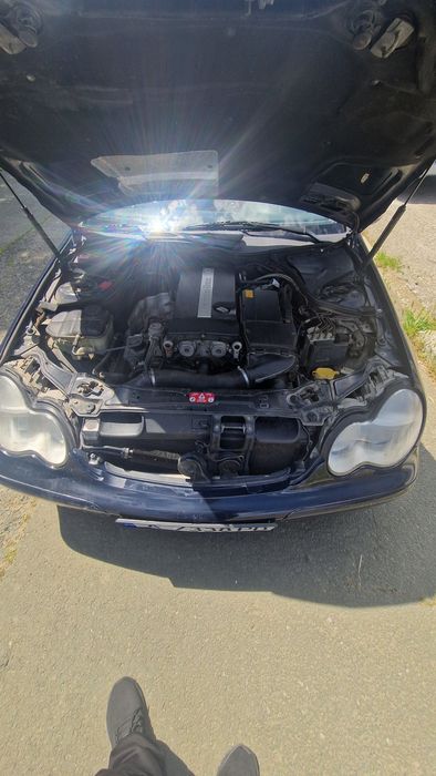 Продавам личния си автомобил Mercedes C180