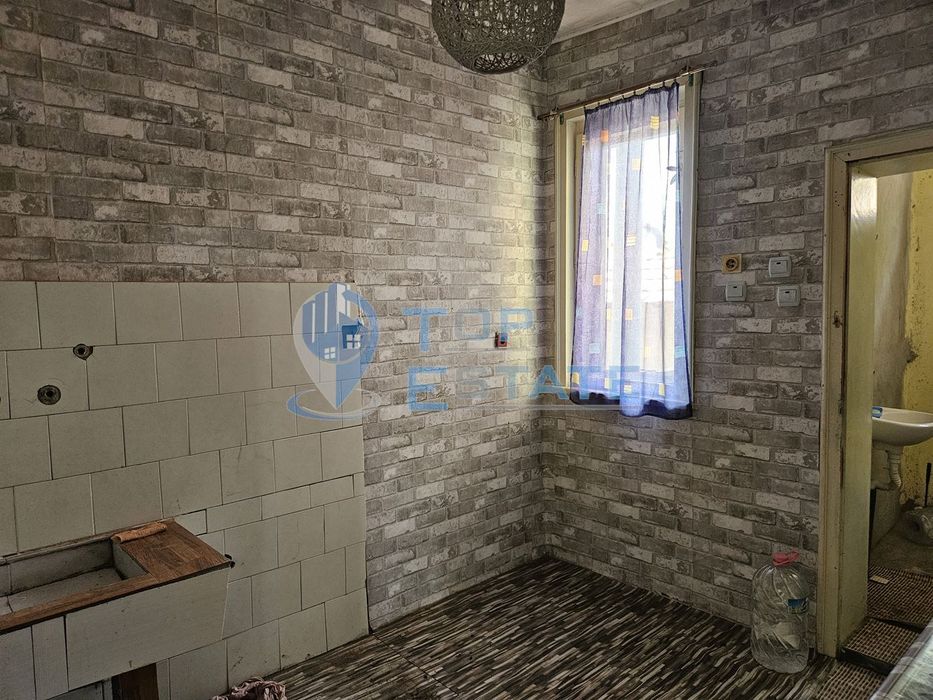 Здрава тухлена къща с кладенец в село Караисен