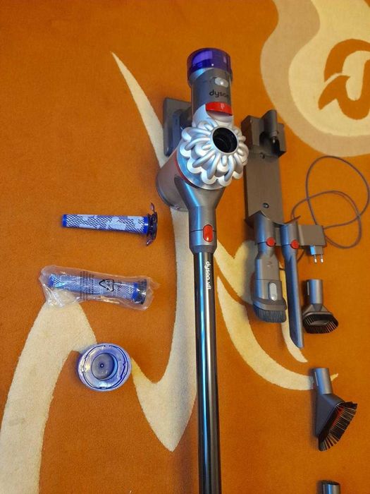 De vanzare aspirator Dyson V 8 Absolute nou