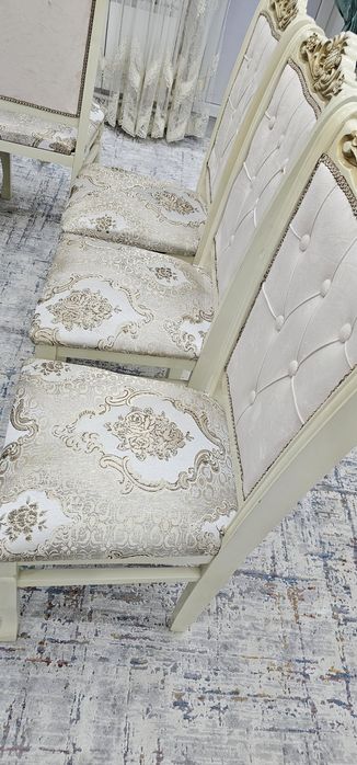 Стол  гостиной...