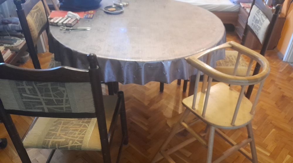 Детско столче за хранене от масивна дървесина.