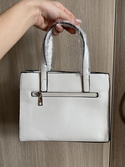 Бяла дамска чанта