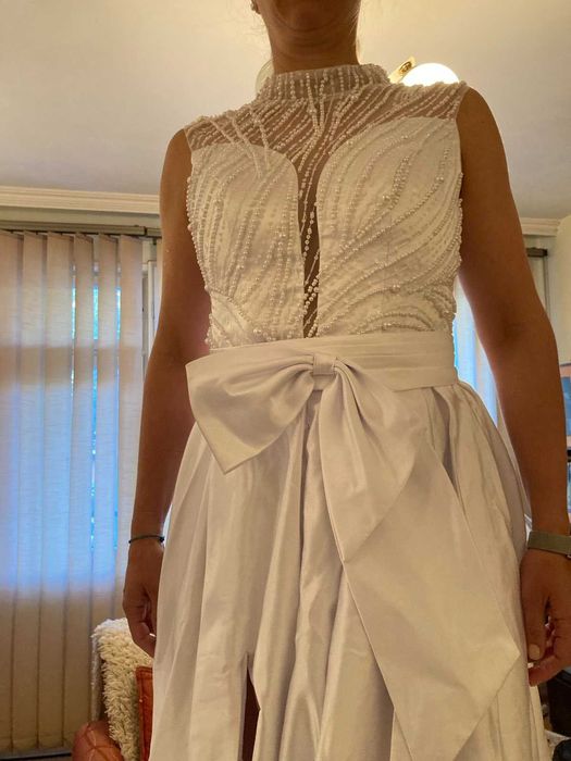 Нова булчинска рокля с детайли от перли и дантели