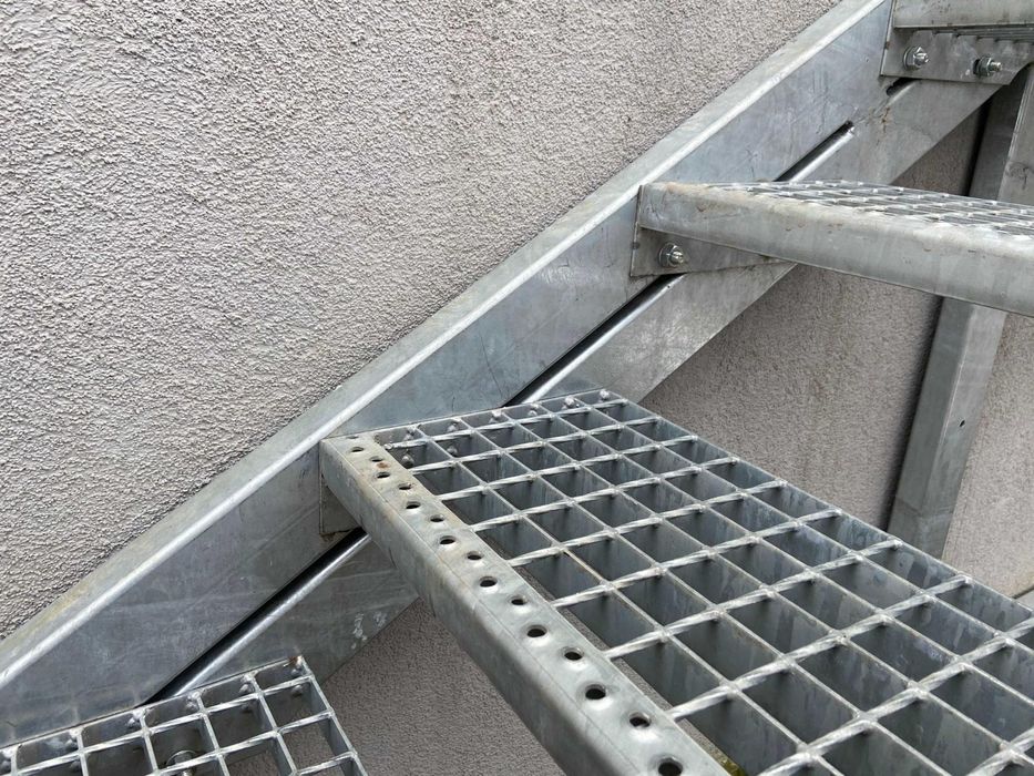 Confecționăm scări / scara metalice zincata pt casa, beci și incendiu