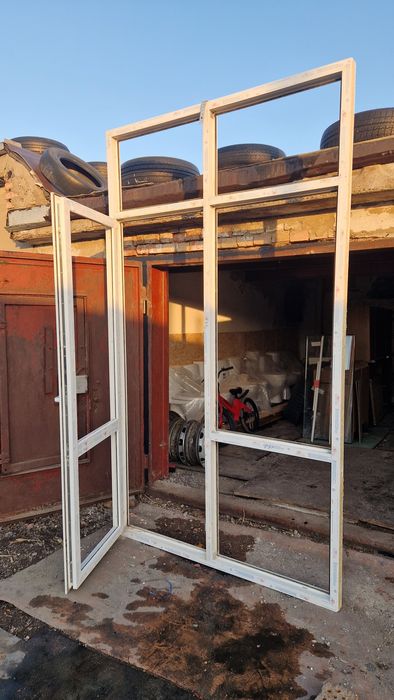 Витражное окно с дверью