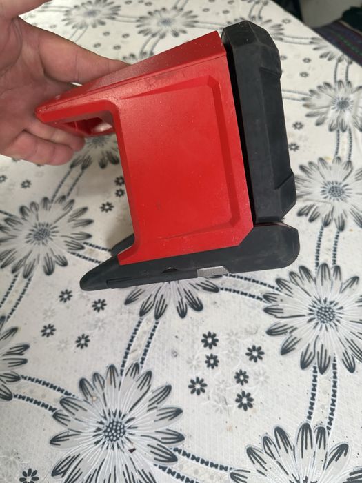 Акумулаторна лампа MILWAUKEE M18PAL