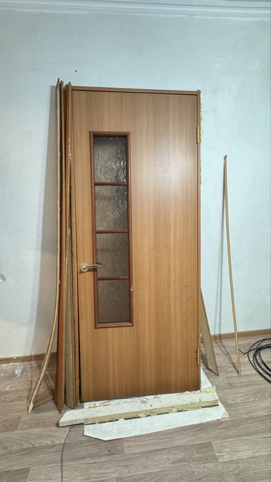 Продам б/у двери ,стол,прихожка