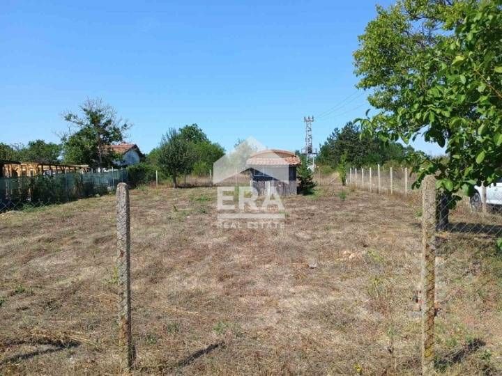 Само в ЕРА Визия! Урегулиран поземлен имот с постройка във вилната зон