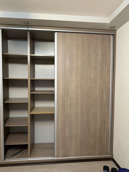 Dressing modern din PAL cu finisaj în nuanță de stejar și uși glisante cu rame metalice
