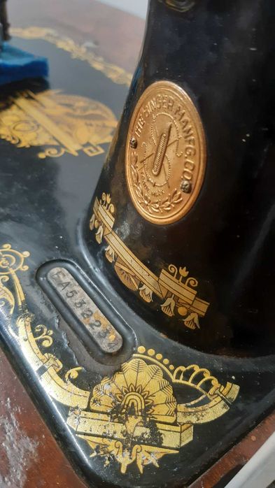 Работеща ретро шивашка машина