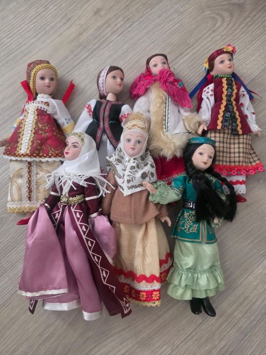 Сувенирные куклы в национальных костюмах рызных народов
