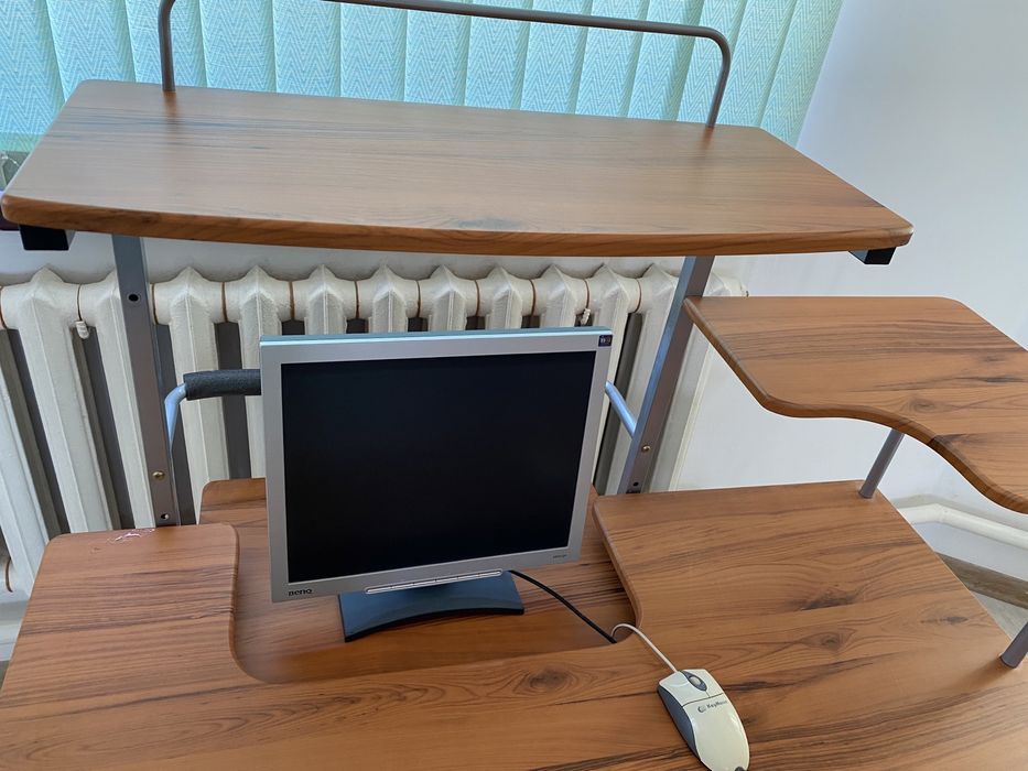 Компьютер вместе со столом