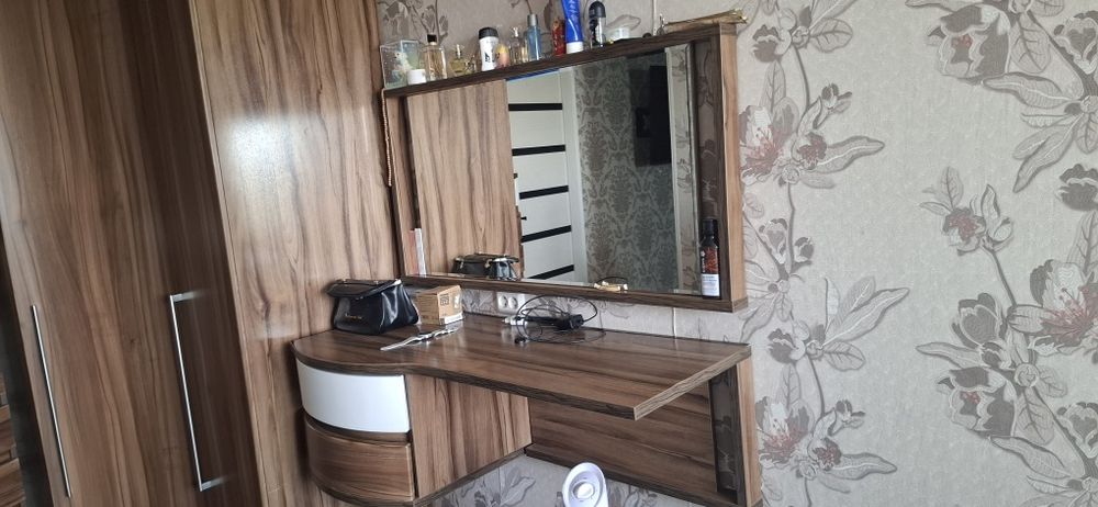 продам спальный гарнитур. Без кровати