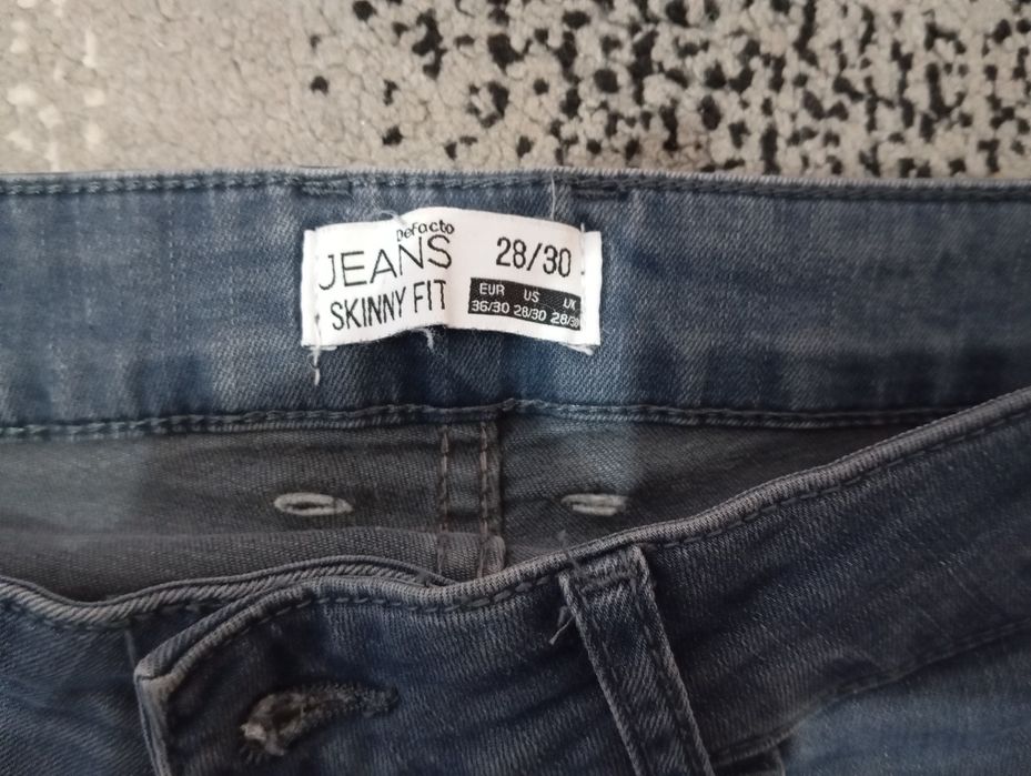 Vând blugi diferite culori.