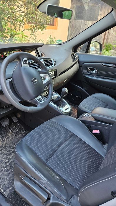 Renault Scenic, an 2011, 1900 diesel.