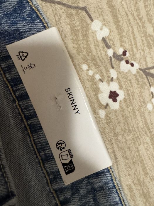 Blugi bershka skinny rupti