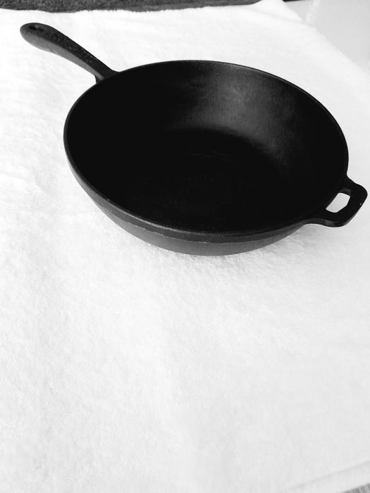 Чугунен тиган, две шишета, тип термос