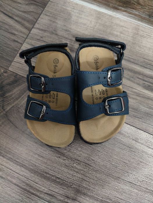 Vând sandale mărimea 22