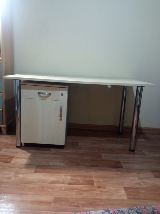 Большой компьютерный стол