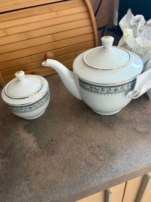 Set veselă porțelan ~90 piese, model clasic elegant, stare foarte bună