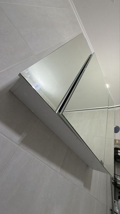 Продам в ванну зеркало шкаф