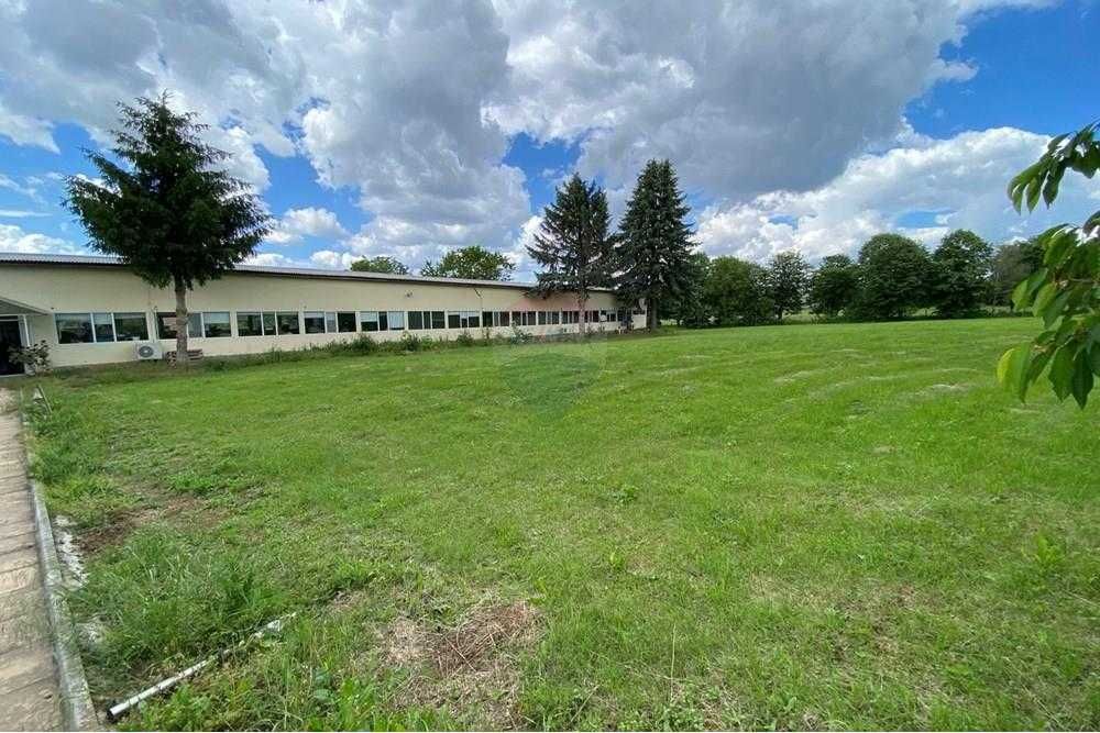 Продава се Промишлена сграда в с. Езерче, Област Разград - 8000 кв.м за 39 €/кв.м - Снимка #1