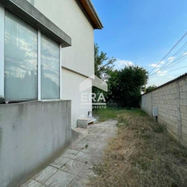 Самостоятелна триетажна къща с четири спални и три бани, с морска пано