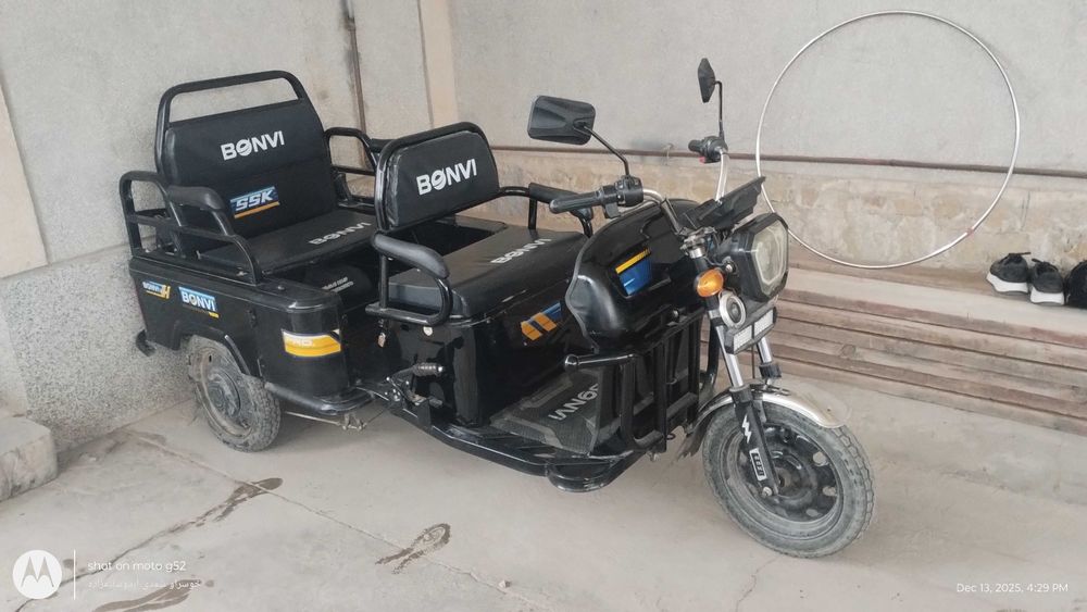 Uch oyoqliy Skuter sotiladi