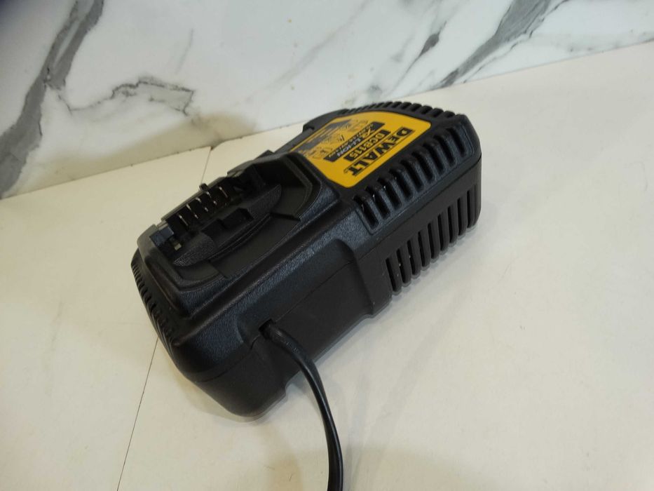 Dewalt DCB 115 - Зарядно
