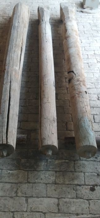 Эски кадимий болор устунлар сотилади.